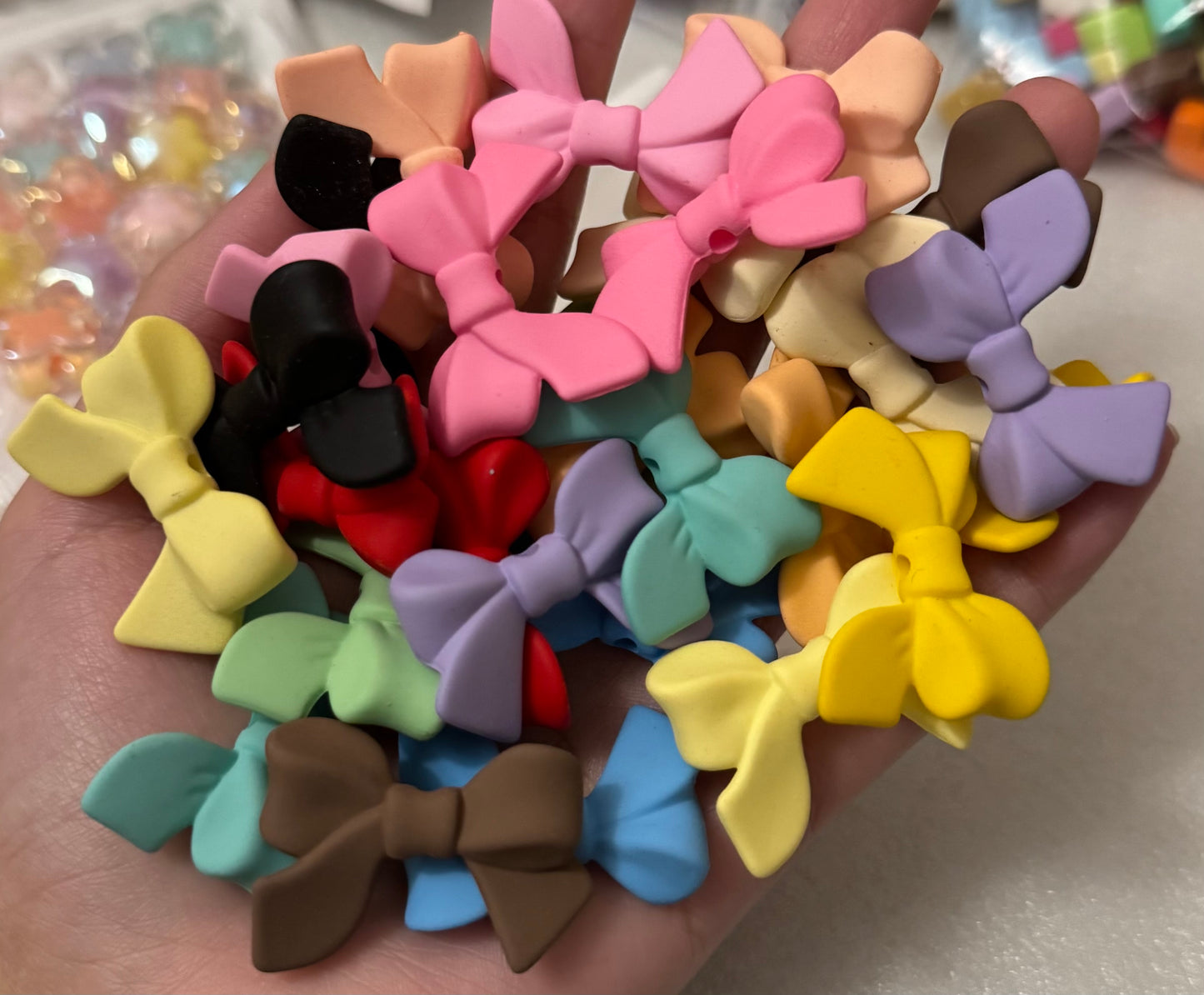 28pcs Random Color Acrylic bow beads
