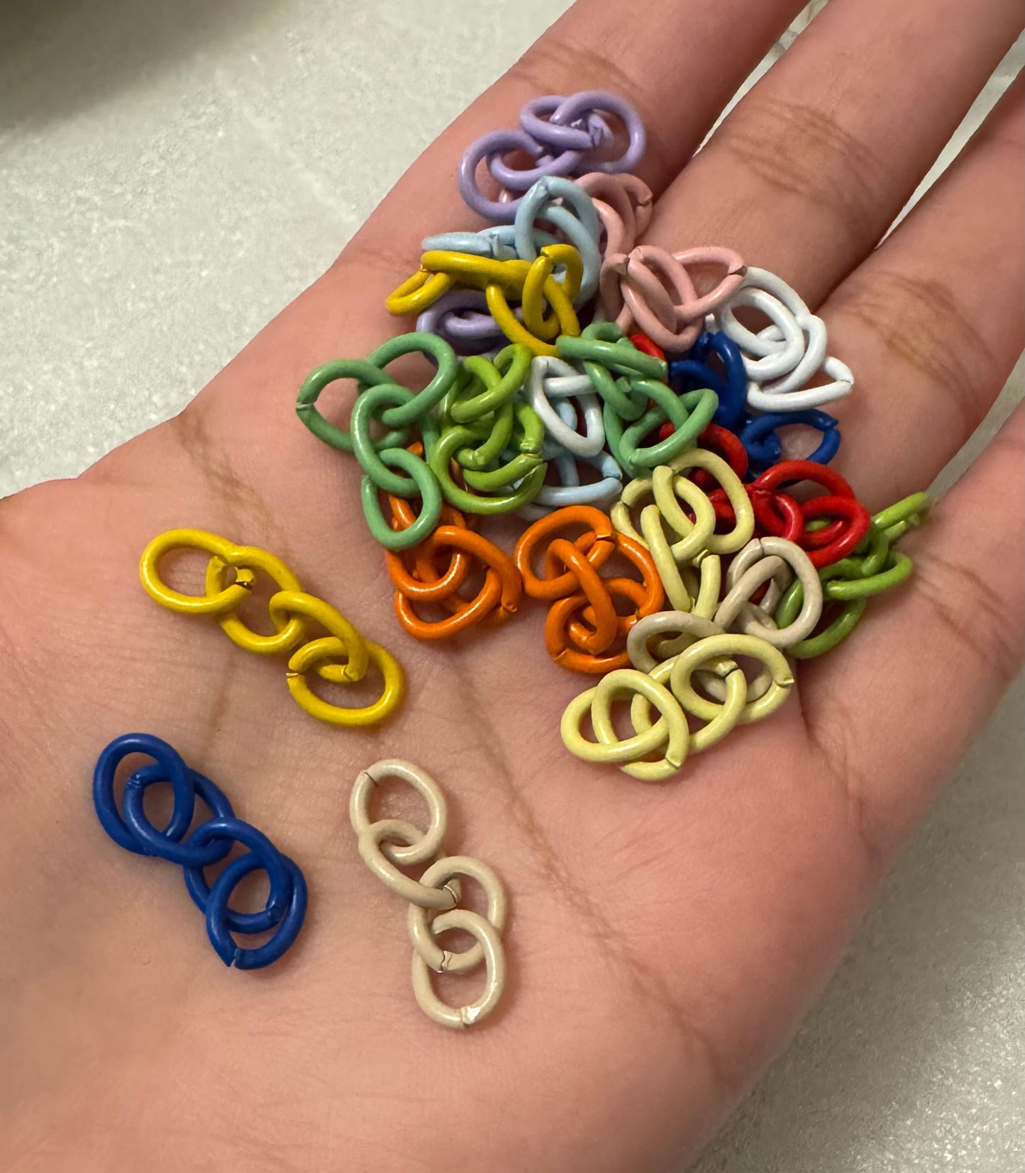 Colored chain (24pcs)